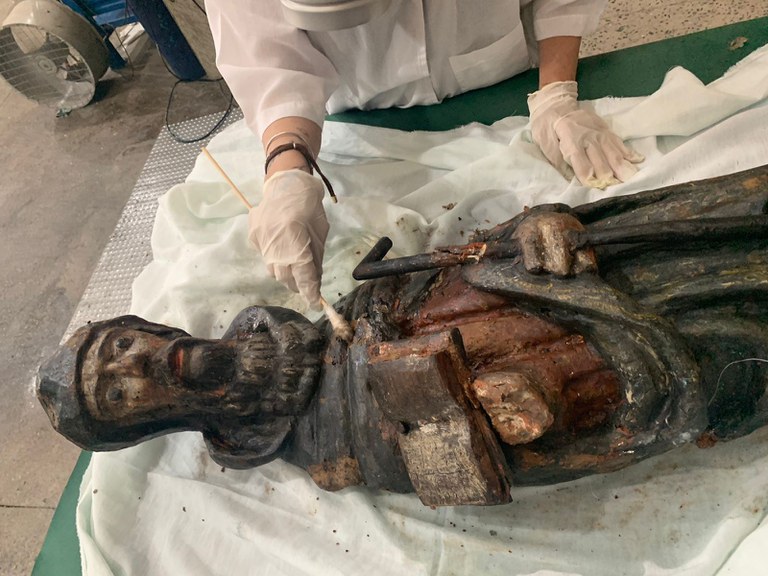 Escultura passando pelo processo de restauração