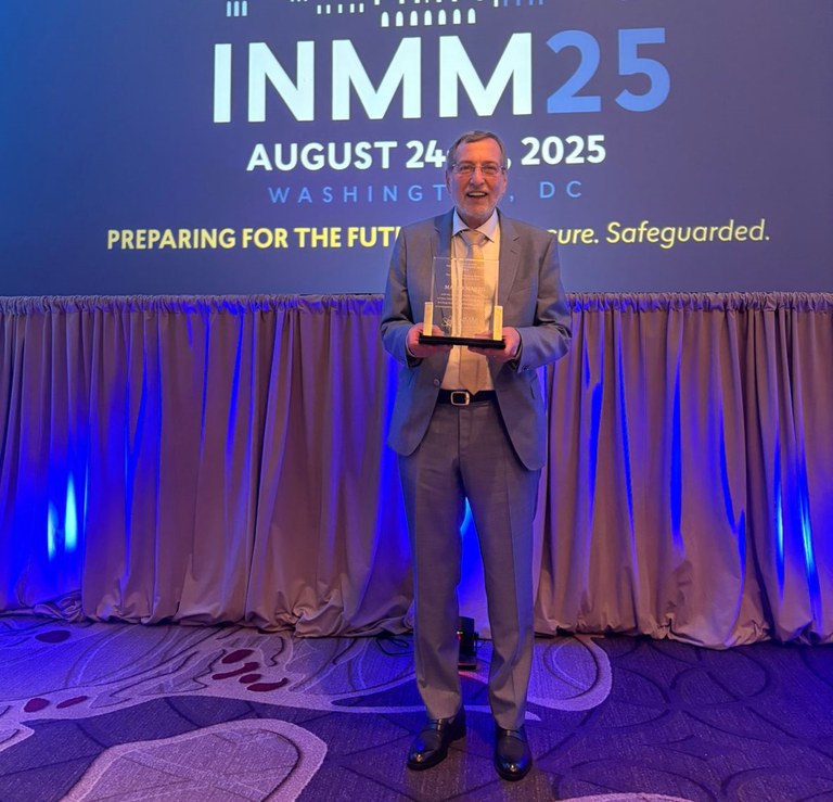 Marco Marzo recebendo o Prêmio de Serviço Distinto Vincent J. DeVito (DSA)