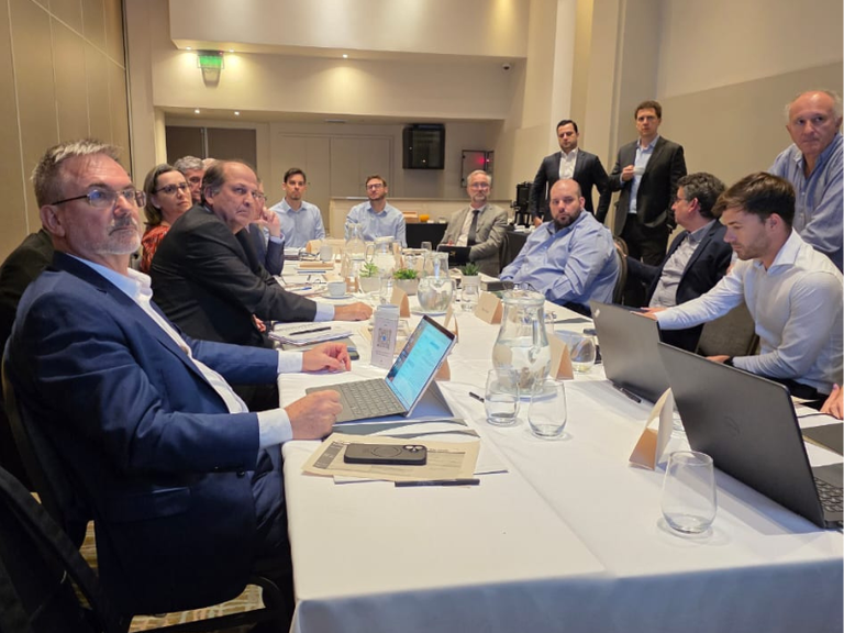 Representantes da CNEN participando de reunião com a empresa INVAP, na Argentina