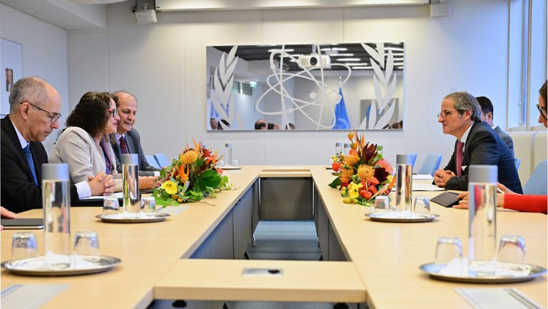 Ministra Luciana Santos, Presidente da CNEN e Diretor da AIEA em reunião