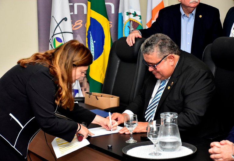 Maria de Lourdes Moreira assinando o termo de posse para compor a nova diretoria da Aben