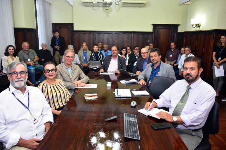 Presidente da CNEN, Francisco Rondinelli, recebendo os diretores das unidades técnicos científicas