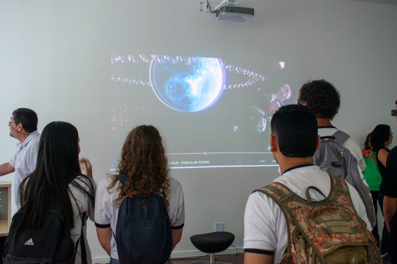 Estudantes do CIEP 224 conhecendo a Realidade Virtual
