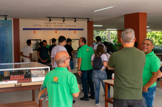 Exposição de itens de acervo e maquetes no Salão Vermelho do IEN