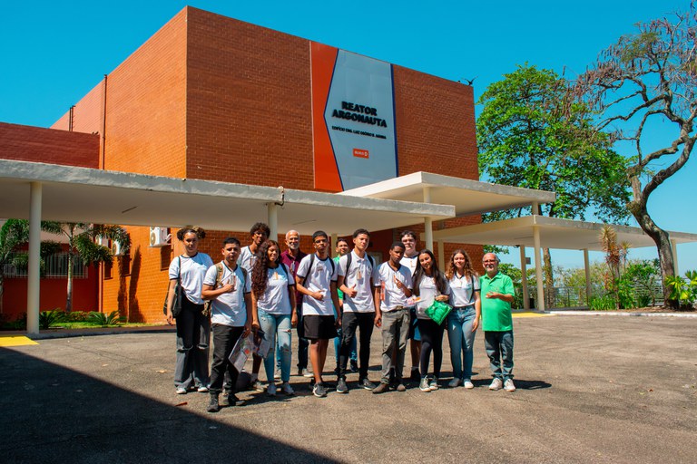 Estudantes do CIEP 224 Oswaldo Aranha em frente ao prédio do Reator Argonauta durante o “IEN Portas Abertas”