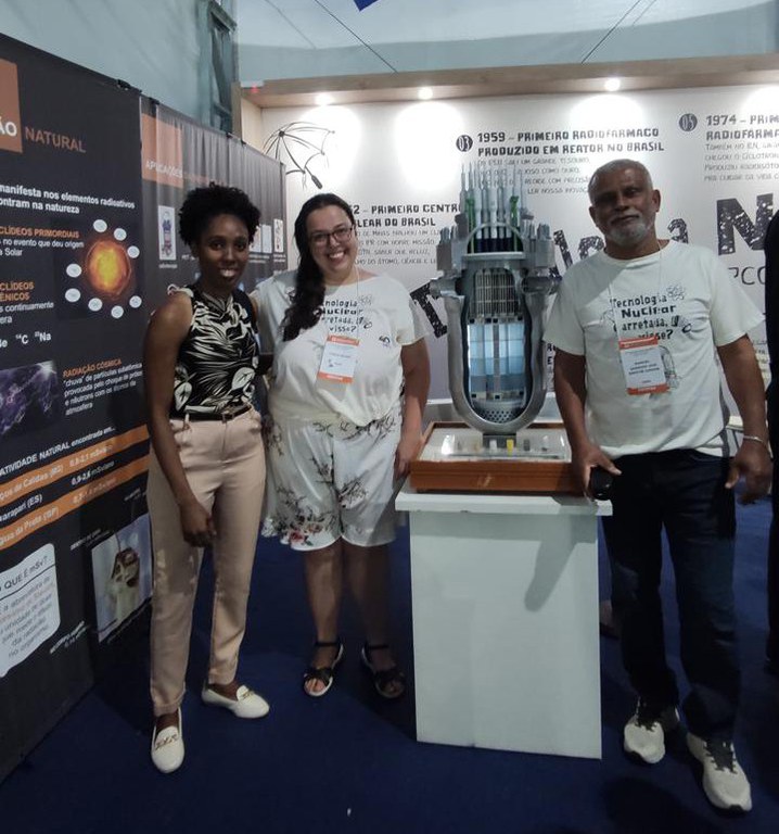 Pessoas visitando o estande da CNEN na 77a SBPC