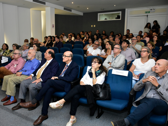 Público reunido no auditório da CNEN para assistir à palestra sobre o Regime de Não-Proliferação