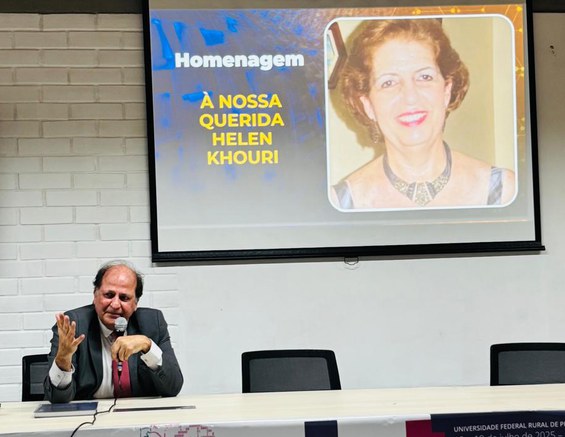 Rondinelli homenageando a cientista Helen Khouri