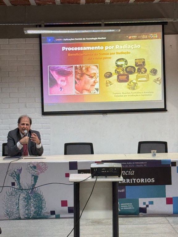 Presidente da CNEN, Francisco Rondinelli Júnior, discursando durante a 77a SBPC, no Recife