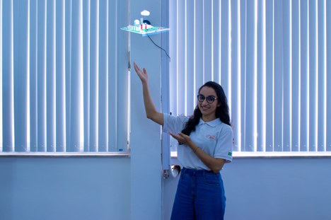 Hilary Lima apresentando o efeito holográfico