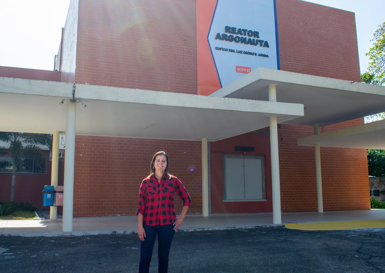 Nathali Riccardo Lima em frente ao Reator Argonauta