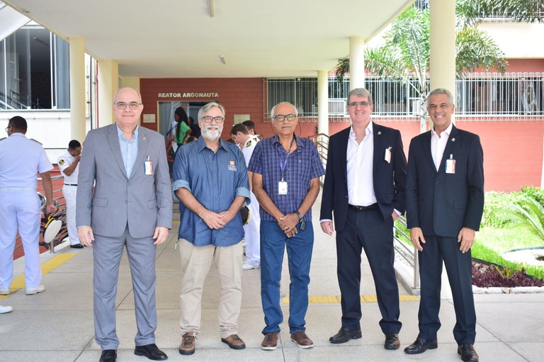 Diretor do IEN/CNEN, Cristóvão Marinho, e o chefe da Divisão de Segurança e Licenciamento (DISLI), João Régis dos Santos, recebendo os almirantes da Secretaria Naval de Segurança Nuclear e Qualidade