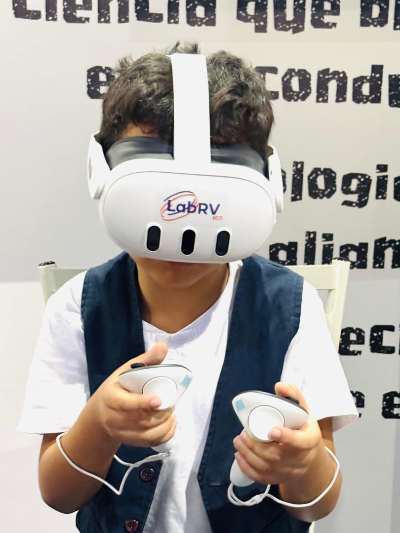 Garoto usando o óculos de realidade virtual do IEN.jpeg