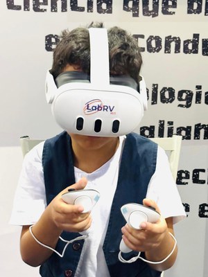 Garoto usando o óculos de realidade virtual do IEN.jpeg