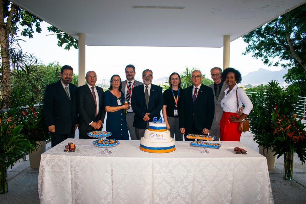 Autoridades da CNEN e de outras instituições reunidas em frente ao bolo de aniversário de 64 anos do IEN/CNEN. Foto: Gledson Júnior