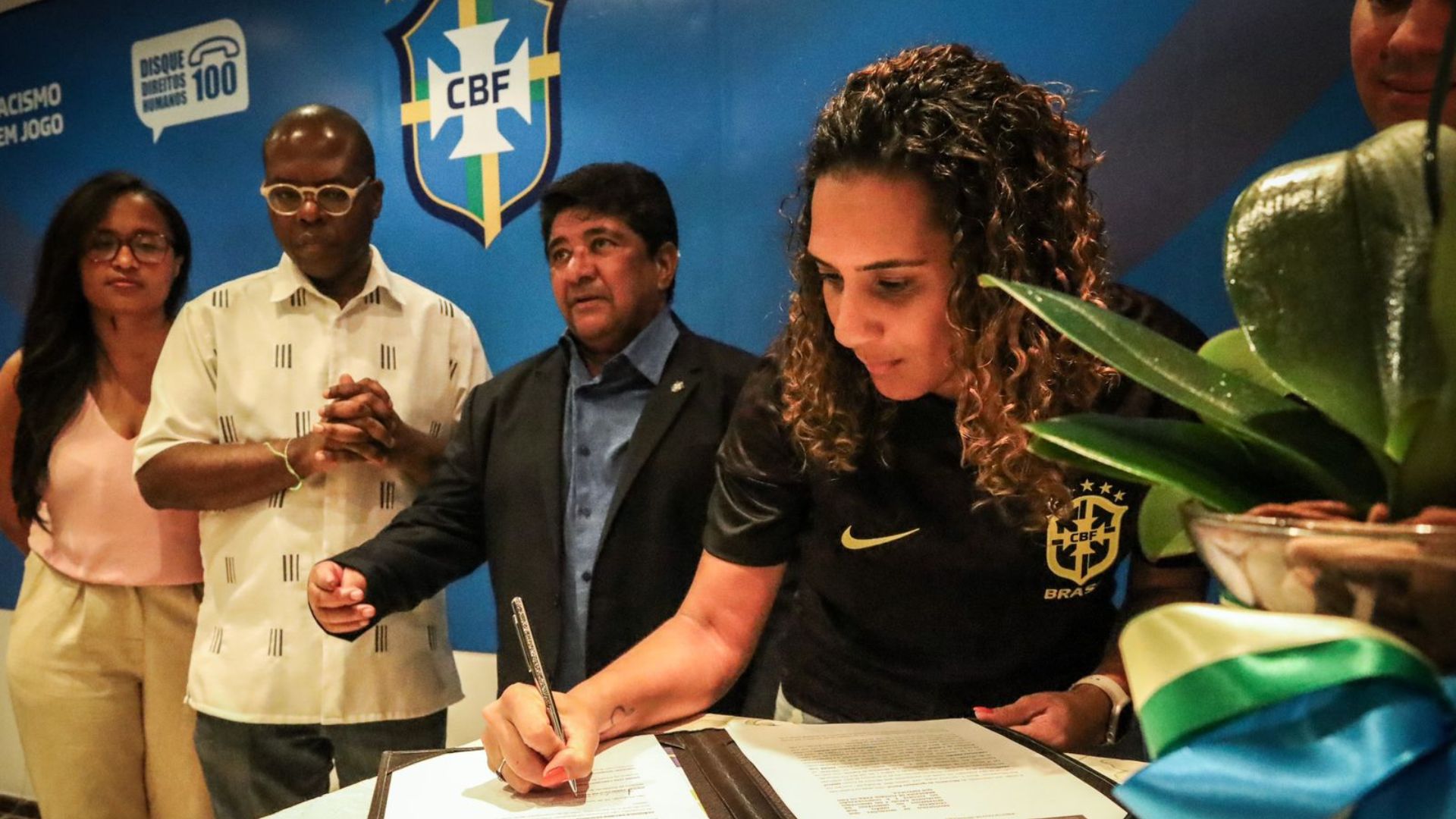 Seleção vai jogar com emblema de campanha contra o racismo em todos os jogos  de 2023