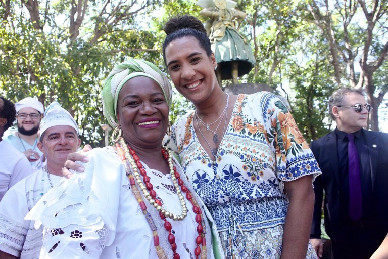 Mãe Baiana de Oyá e Anielle Franco, na Praça dos Orixás;