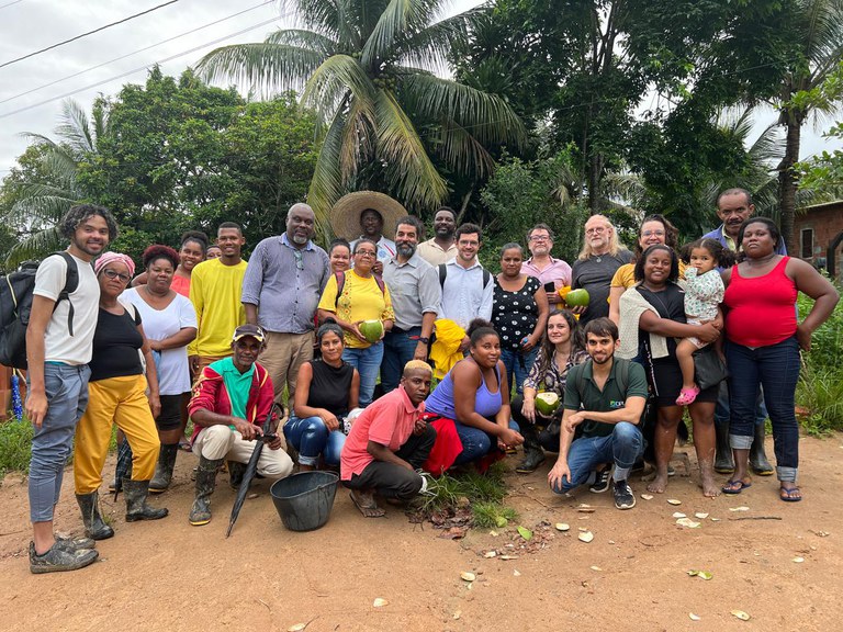 ronaldo santos em visita ao quilombo rio dos macacos