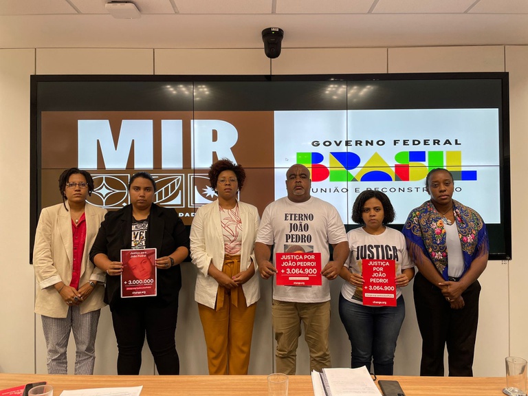 Equipe do Ministério da Igualdade Racial recebe família de João Pedro. Foto Luna Costa.jpeg