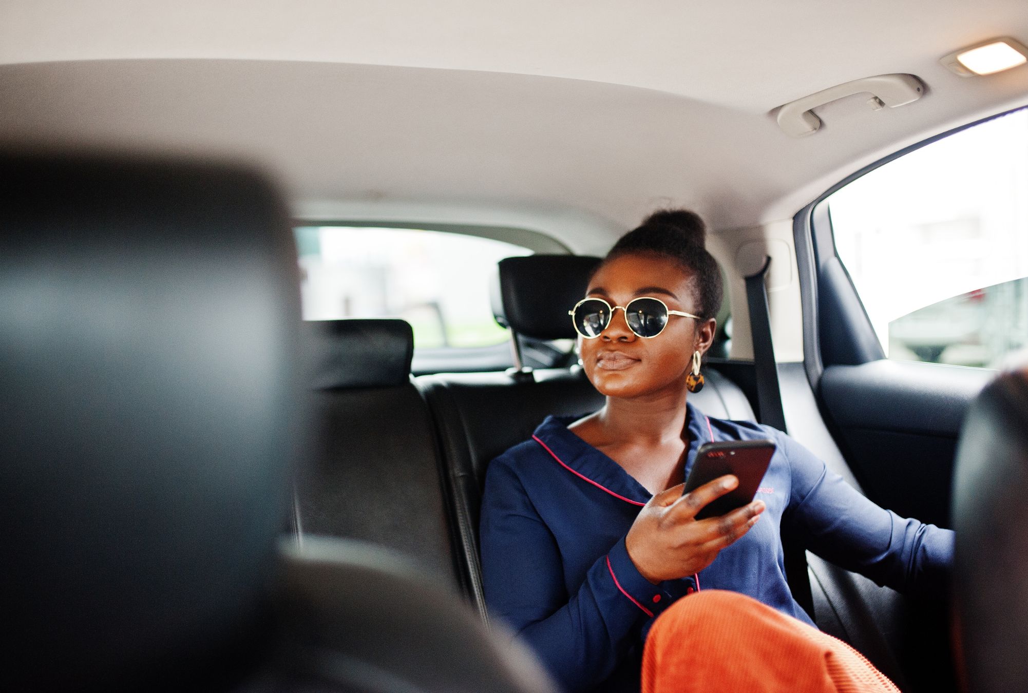 Parceria iniciada em 2025 viabilizou a veiculação de mais de cem peças de conscientização e utilidade pública para milhões de motoristas, entregadores e usuários