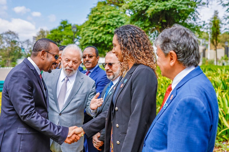 Ministra Anielle Franco cumprimenta primeiro-ministro da Etiópia.