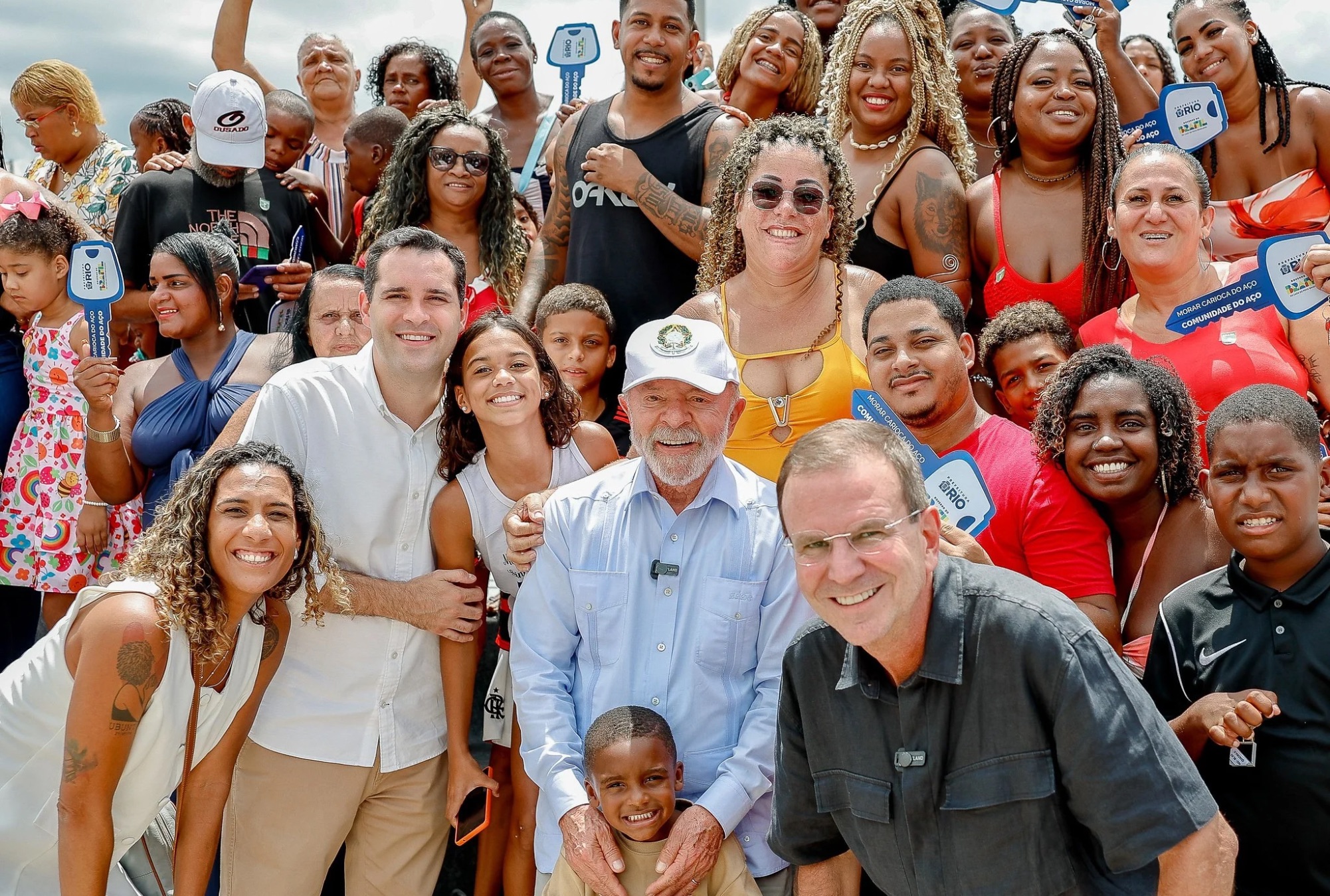 Ao lado do presidente Lula, ministra Anielle entrega moradias