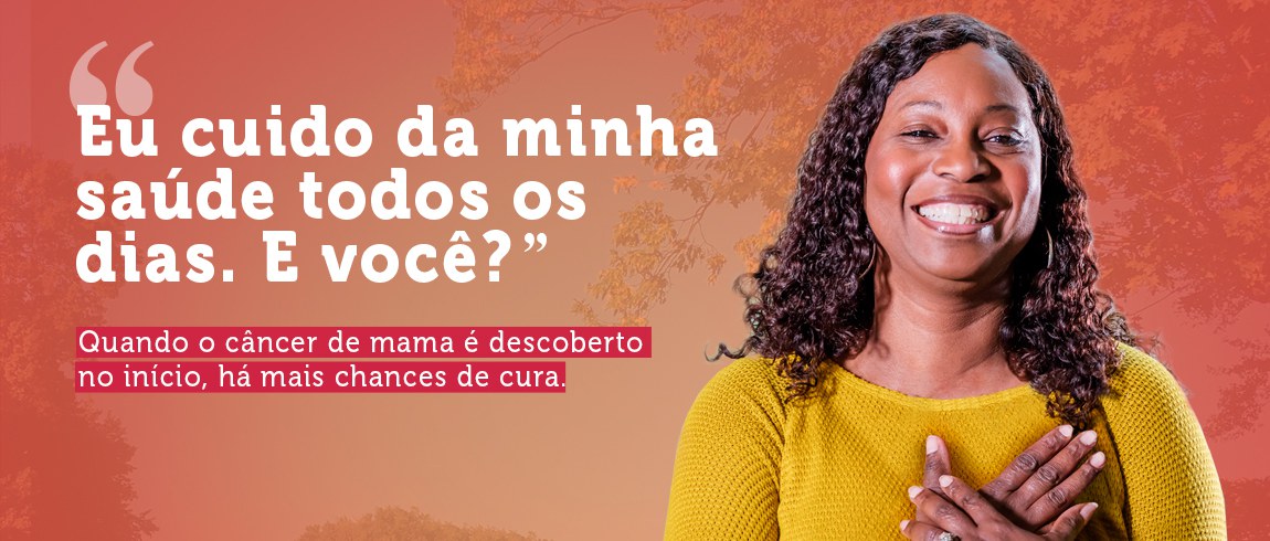 Mulher negra sorrindo com as mãos cruzadas à frente do peito sobre fundo rosa. À esquerda, o texto "Eu cuido das minhas mamas todos os os dias. E você? Quando o câncer de mama é descoberto no início, há mais chances de cura."