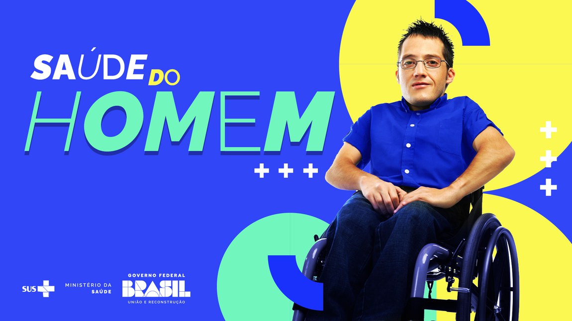 Homem cadeirante, branco, de cabelos curtos espetados. Ele usa óculos, uma camisa social azul de mangas curtas e calça jeans azul marinho. O fundo da imagem é azul, com formas poligonais verdes e amarelas. À esquerda dele, o título "Saúde do Homem", com três sinais de mais um pouco abaixo e, na barra, as logomarcas do INCA, SUS, Ministério da Saúde e Governo Federal