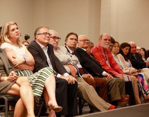O diretor-geral do INCA, Roberto Gil (de vermelho), com ex-diretores homenageados à sua direita. Foto: Igor Matos.
