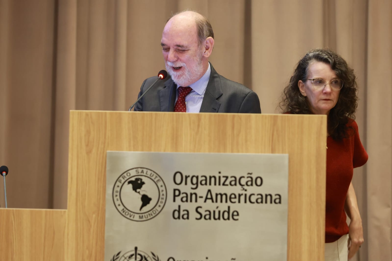 O diretor-geral do INCA, Roberto Gil, e um das coordenadoras da publicação, Maria Beatriz Kneipp Dias, durante cerimônia de lançamento, em Brasília
