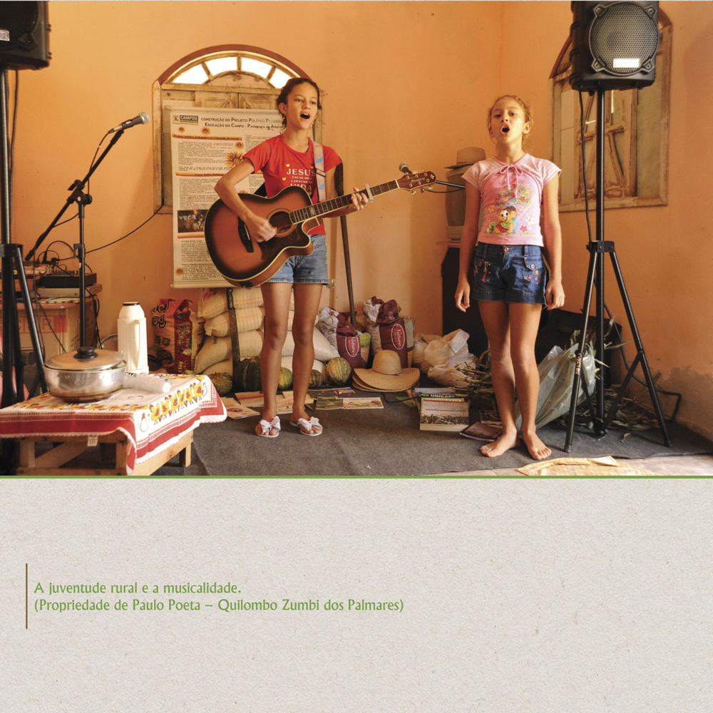 Apresentação musical de dupla de adolescentes.