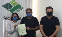 Casal de agricultores de Porto Velho (RO) recebe do Incra o título da terra