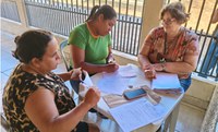 Assentadas assinam contratos do Fomento Mulher em Minaçu (GO)