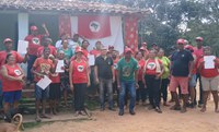 Assentados em Mathias Lobato (MG) recebem contratos de crédito e de uso dos lotes