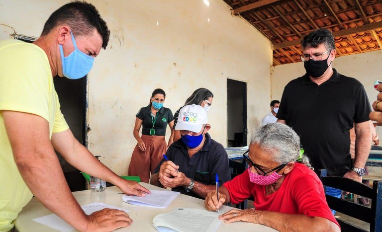 Assentados em Mossoró (RN) recebem títulos da terra depois de 25 anos de espera.