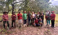 Assentados realizam plantio de mudas em áreas de nascentes em Baliza (GO)