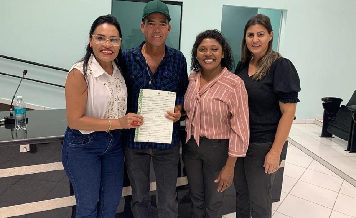 Famílias de trabalhadores rurais, assentadas em Mato Grosso recebem títulos dos lotes