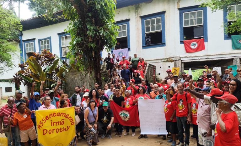 Comunidade com Incra e MST na frente da Sede.png