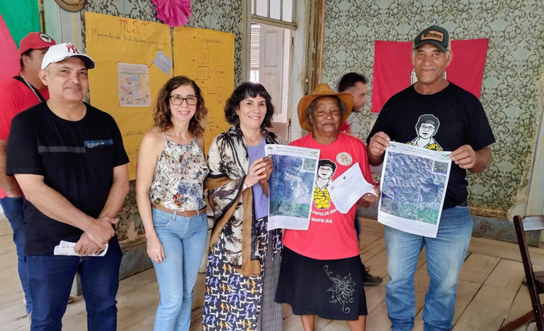 Entrega do CCU e credito a matriarca do assentamento, Dona Iva