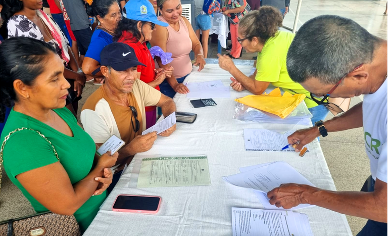 AM_Assina contratos crédito instalaçao_R$ 1,4 milhão_177 famílias-dez2025.png