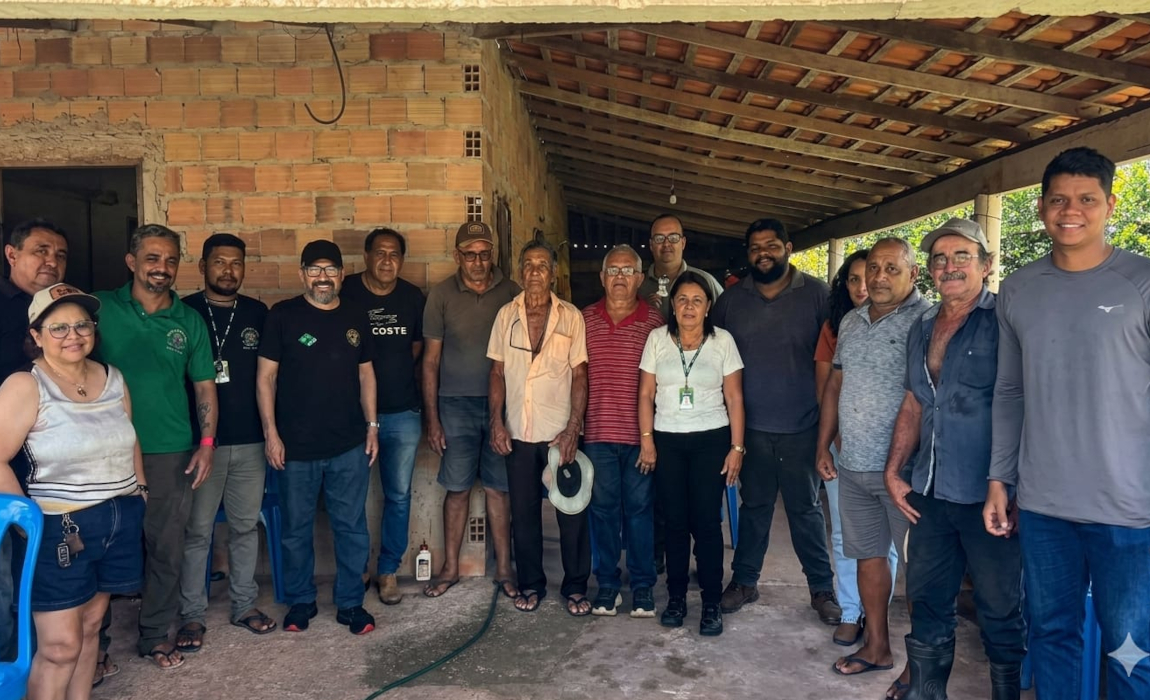 Homens e mulheres em pé, um ao lado do outro, no alpendre de uma casa