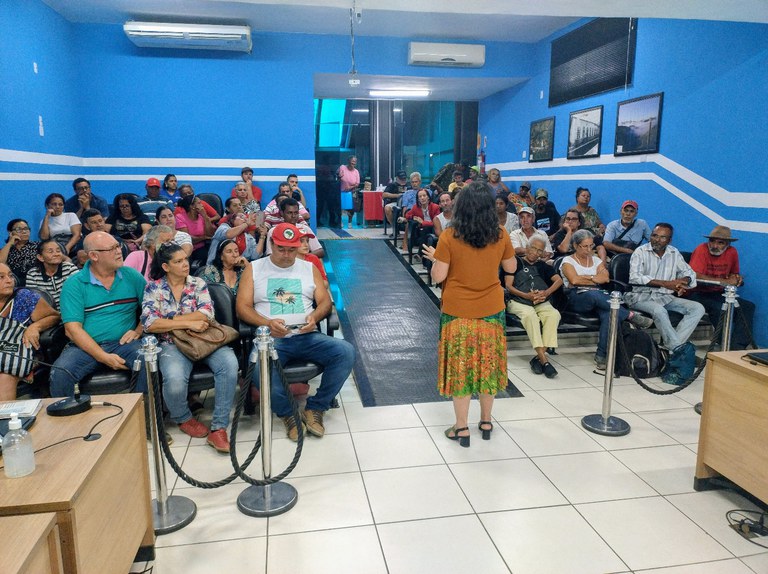 Famílias do Dorothy com Maria Lúcia na Câmara de Quatis.jpg