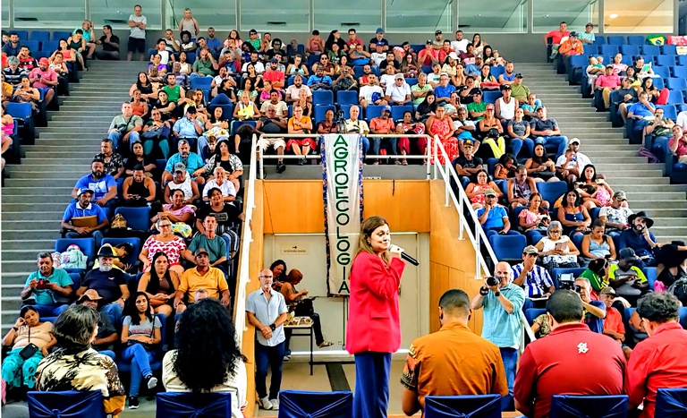 RJ_ato entrega CCU e creditos_PA Cícero Guedes_reitora UENF Rosana Rodrigues_abril2026.jpeg