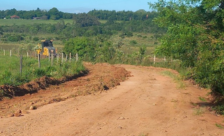 Recuperação de estradas em assentamentos de Taquari (RS)