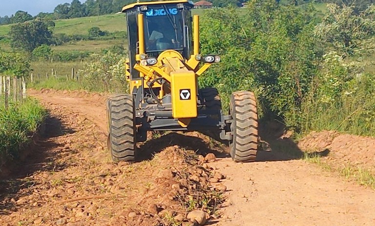 Recuperação de estradas em assentamentos de Taquari (RS)