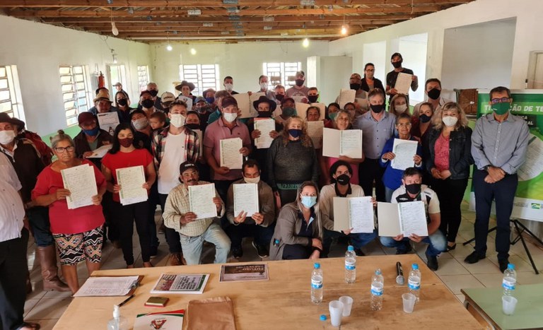 Vinte e quatro famílias assentadas em Vargeão (SC) recebem títulos da terra