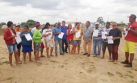 Famílias assentadas recebem contratos de seus lotes em Sergipe
