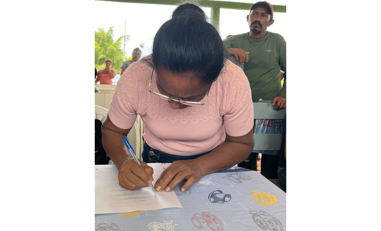 Entrega de contratos no assentamento Porto Luiz no Acre