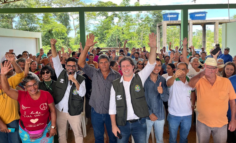 Entrega de contratos no assentamento Porto Luiz no Acre - 1