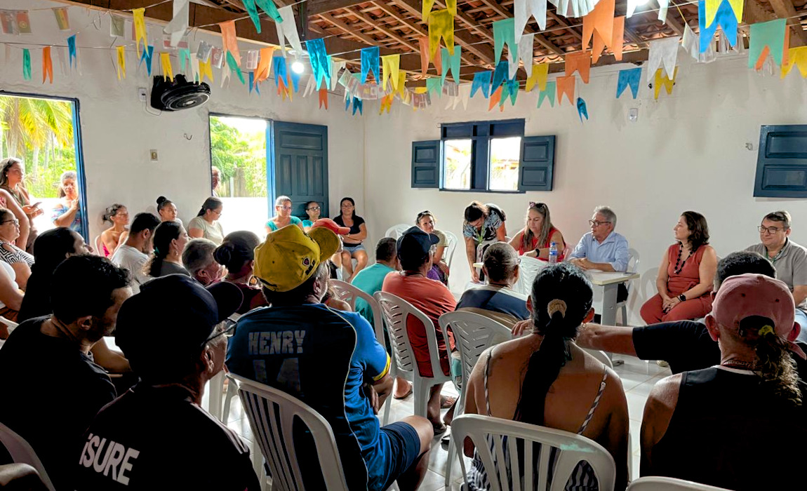 Imagem mostra pessoas sentadas ouvindo informações do Incra